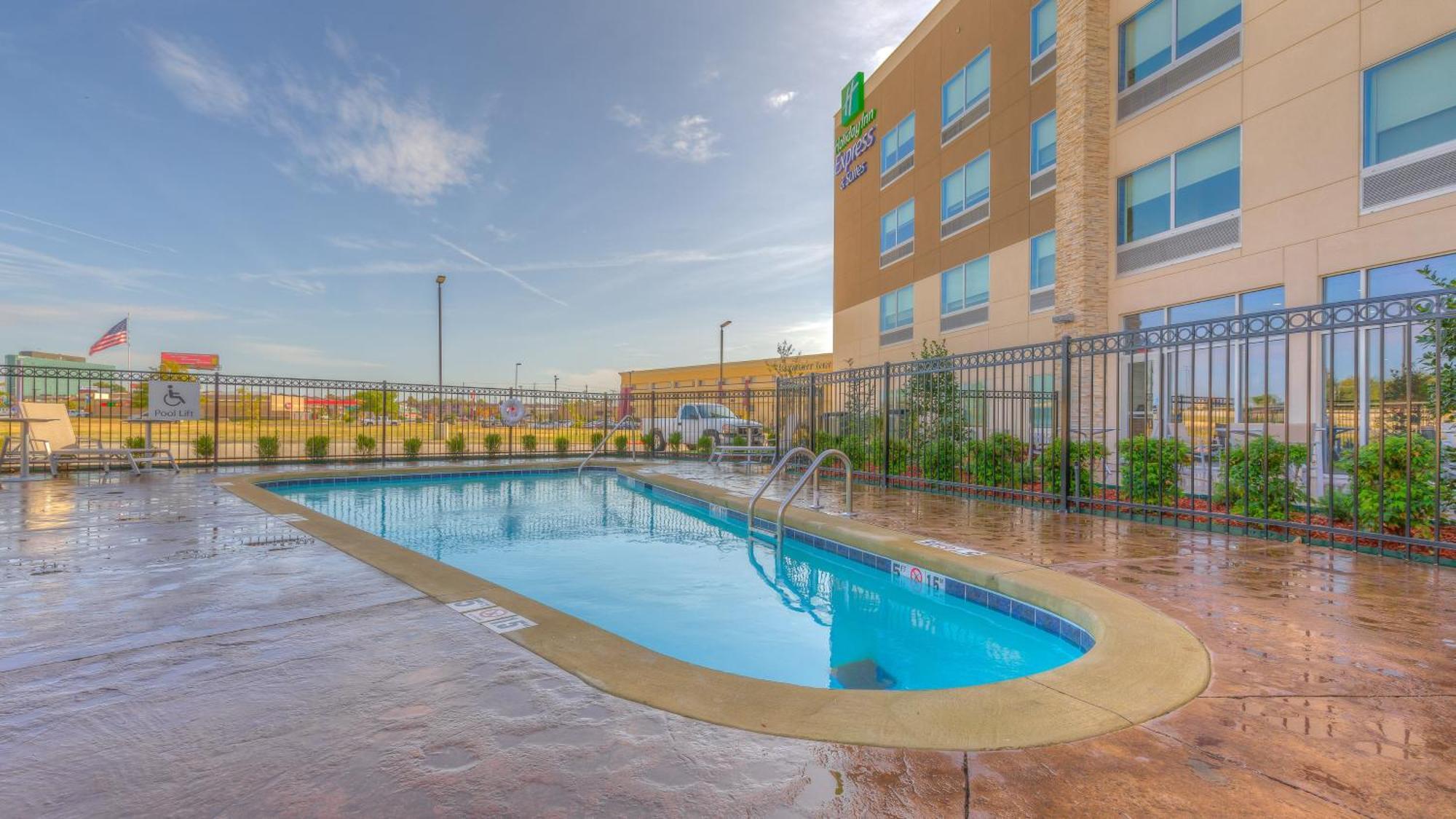 Holiday Inn Express & Suites Tulsa Midtown By Ihg Luaran gambar